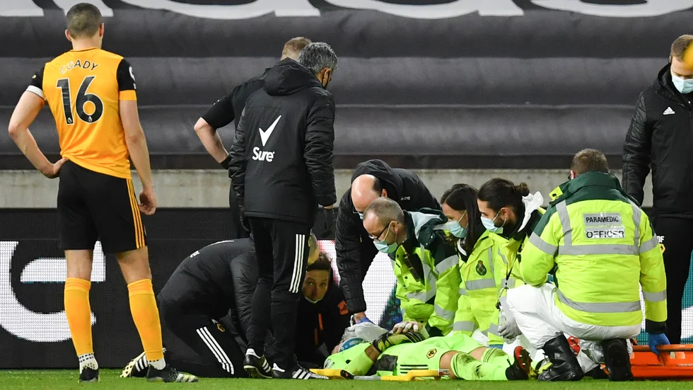 Wolverhamptons målvakt Rui Patricio åkte på en otäck smäll mot huvudet.