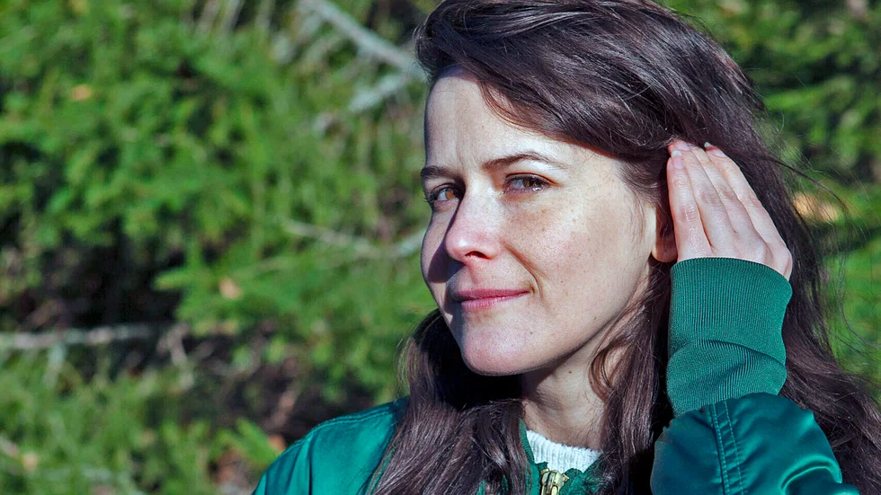 Alexandra Sundqvist romandebuterar med en poetisk skildring av ett förgörande förhållande med den träffsäkra titeln ”Tvångsamheten”.