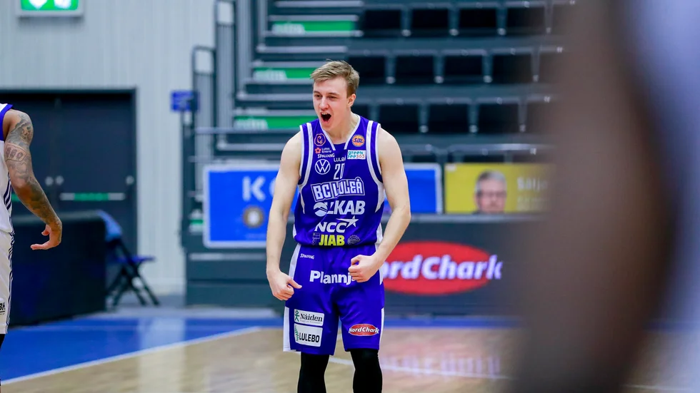 Jonathan Arvidsson jublar i matchen som gick till två förlängningar innan BC Luleå tog hem matchen mot Jämtland.