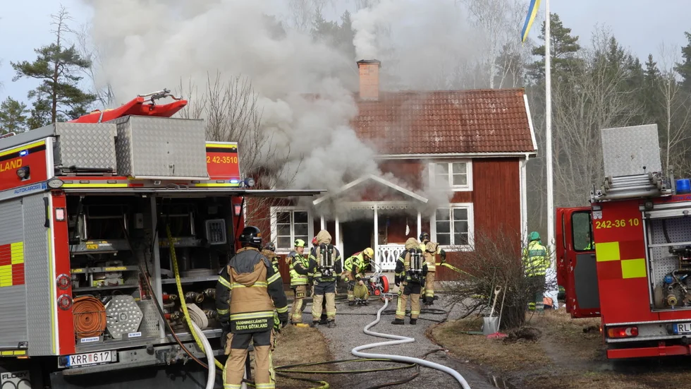 Räddningstjänsten kämpar med att försöka rädda bostadshuset.