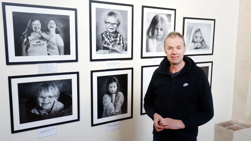Porträttfotografen Ulrich Schulte vill synliggöra människor med Downs syndrom. På Söndag är det premiär för hans utställning Älskad för den du är i Strängnäs domkyrka.