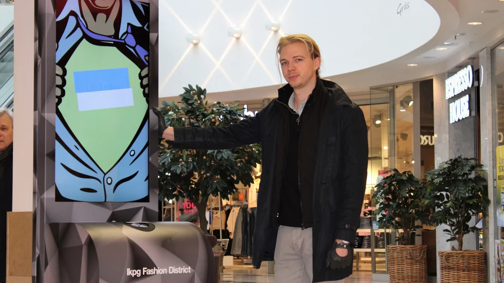Andreas Kihlman Ribeiro vid Pantanovas papperskorg i Galleria Gränden i Linköping. 