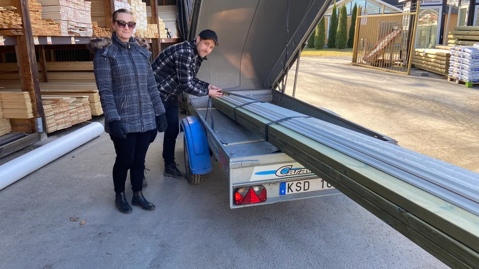 Hanna och Andreas Gullberg ska bygga en lekstuga.