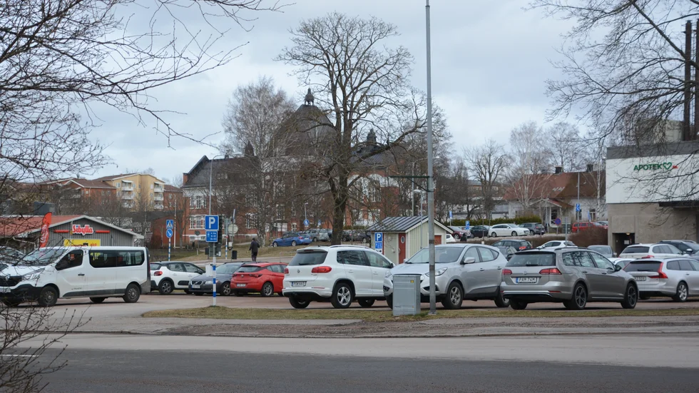 Kommunen säljer marken som nu är parkeringsplats för nära sex miljoner.
