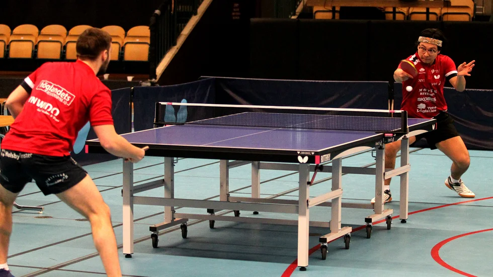 Västers Lee Larsson slår backhand i sin match mot tjecken Radim Bako. Larsson hade ledningen, men förlorade knappt med 2-3 i set. "Gäller att hålla en matchledning och vara bra när det gäller", suckade Lee efteråt.