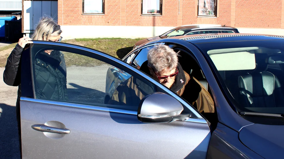 Så här såg det ut när Ulla-Britt Hammargren, 94, blev hämtad av sin tillresta dotter Gerd, när Ulla-Britt inte kunde ta sig till vaccinationen på egen hand. Nu får alla över 80 år åka sjukresa för att få vaccin.