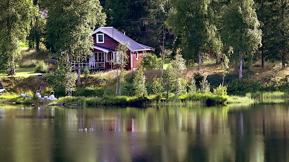 Ett hus in till en sjö. Det vill allt fler ha i spåren av pandemin. Det får priserna på fritidshus att skjuta i höjden, enligjt Fastighetsbyrån.