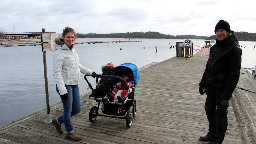 Wille Momark gillar att ta tag i saker, "att rycka upp och rusta upp". "Vi ser verkligen potentialen här", säger Hilma Momark. I vagnen sitter barnen Elna och Einar. I augusti får familjen ytterligare tillökning.