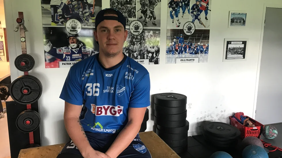Nicklas Ögren är libero i IFK Motala även i vinter och hoppas bjuda på lite annorlunda spel från sin position. I Sportsnack berättar han om alla de nya spelarna som IFK har värvat in. Nu i helgen blir det cup i Örebro.