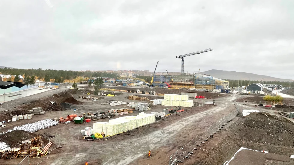 Nya badhuset ska invigas hösten 2022. Budgeten har överskridits men det är för sent att blåsa av projektet. Under måndagen presenteras en genomgång av ekonomin i badhusprojektet. 