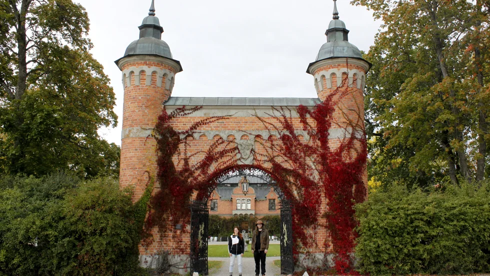 Cornelia Stjernlöf och Ted Jonsson ser fram emot att ringa in klockan för Umbra lyceum, Skuggakademin. Den 1 november är det dags. Lajvet arrangeras av Umbra lyceum genom Förenade lajvare i samarbete med bland andra Järnvilja, ABF Flen och Sverok.