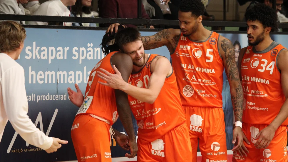 Tim Schüberg, Brandon Tabb, Mitchell Smith och Jackson Rowe firar in segern i Småland. 