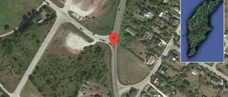Fallna träd skapar problem i trafiken på väg 140