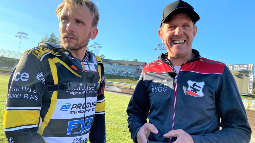 Smedernas lagkapten Michael Jepsen Jensen och lagledaren Jerker Eriksson håller på att kolla väderprognoserna för semifinaldagarna. 