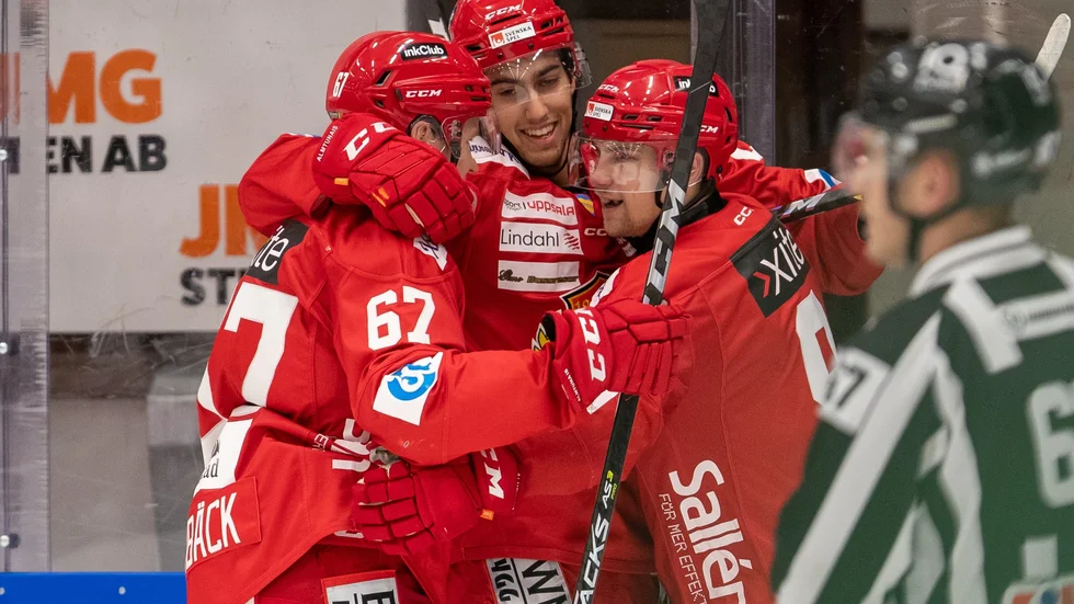 Almtuna bjöd på målfest och kramkalas hemma mot Tingsryd. Jesper Norbäck, David Karlström och Hampus Harlestam jublar över ett av de sju hemmamålen.