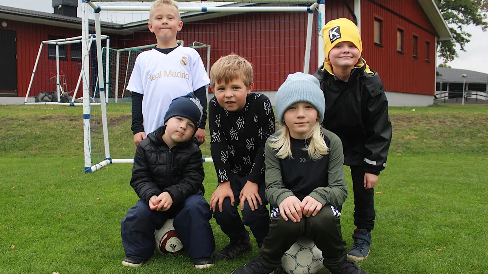 "Fotboll är kul, särskilt att dribbla och skjuta hårda skott", sa syskonen Tage, Eje och Sixten Lövqvist Dehlin samt Olle Johansson och Kasper Lövgren, som förstås roade sig med fotbollar.