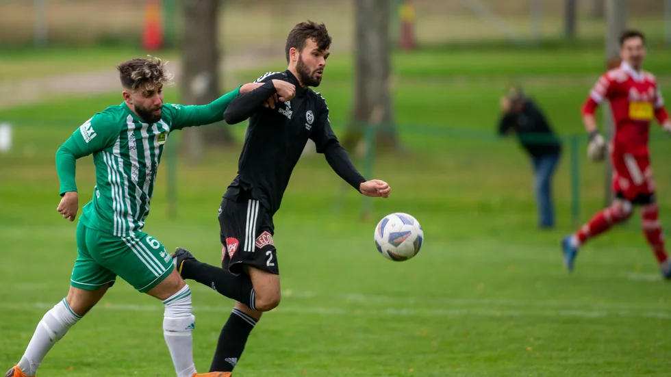 Det var ofta hårt spel och tuffa tag i Motaladerbyt på Z-parken. Här är det Owen Wallis som blir nedgjord av Ricky Saad Younan. Zeros-yttern hade lagets bästa chans (frånsett bonusstraffarna), när han i slutet av matchen kom fram på högerkanten och drog iväg ett skott som Alexander Uporov räddade snyggt.