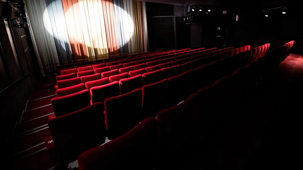 Moms. Mer moms tas ut för en biobiljett för att se en film, än en biobiljett för en inspelad scenföreställning. 

