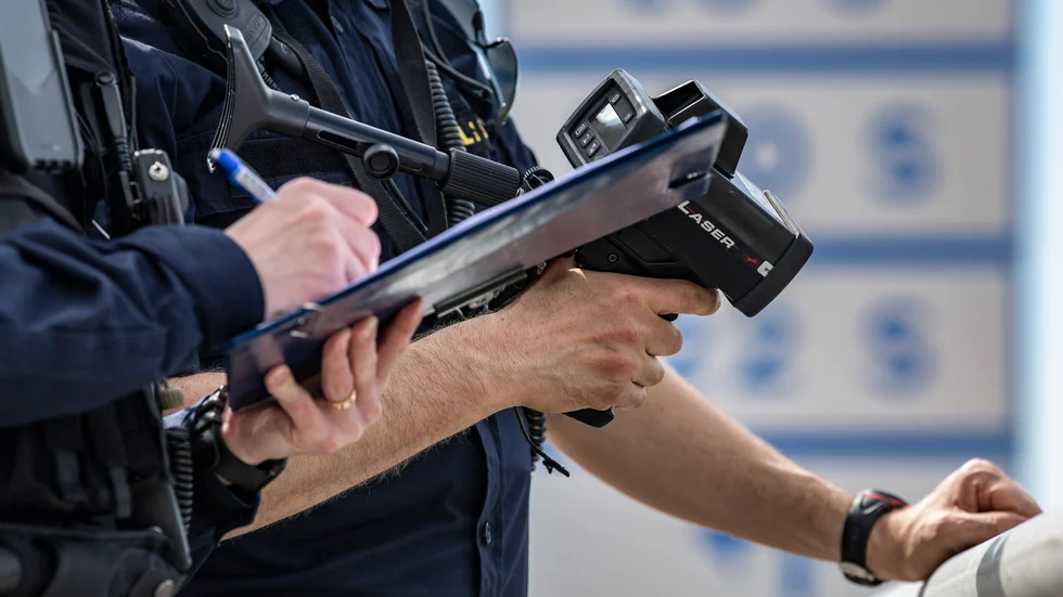 Mannen körde drograttfull och alldeles för fort, men erkänner bara ett av brotten.
