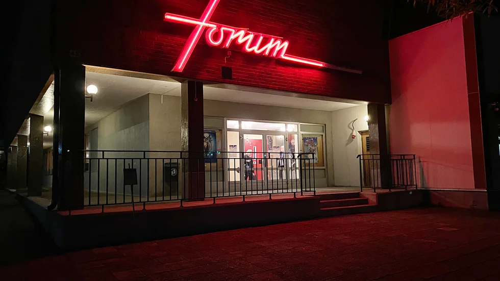 Efter att ha varit stängd i flera år fick biografen på Forum en nystart för drygt tio år sedan. Det skedde tack vare ett samarbete med Sagabiografen och filmfestivbalen i Adak. Nu är framtiden åter oviss för bion i Malå.