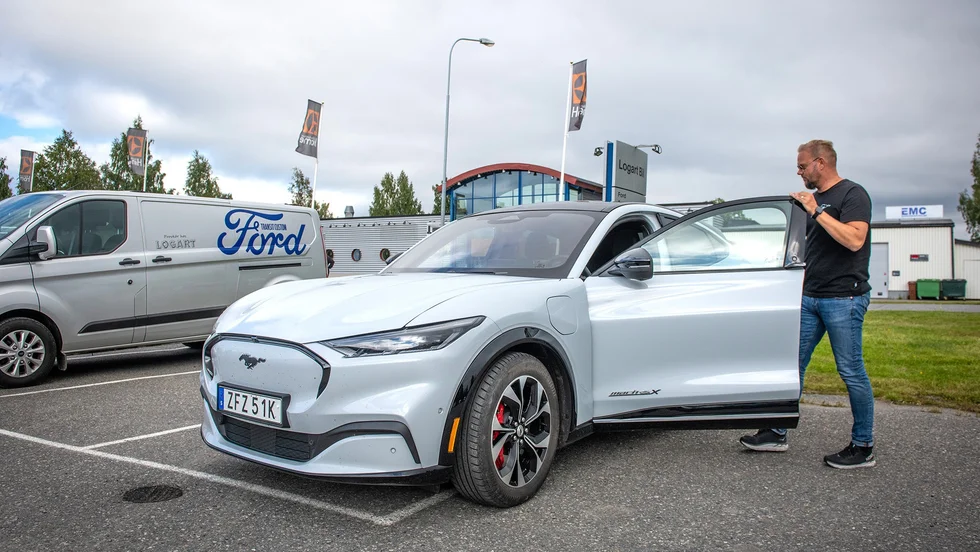 På Logart bil i Skellefteå kan du provköra nya Mustang Mach-E.