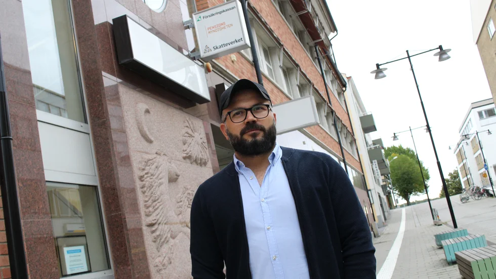 Mousa Basrawi har ett gediget cv, med bland annat utbildningar i ekonomi och pedagogik, och kurser i kommunikation och konflikthantering på internationella organisationer som Kofi Annan Foundation och National Democtratic Institute. Idag jobbar han som försäkringsutredare på Försäkringskassan.
