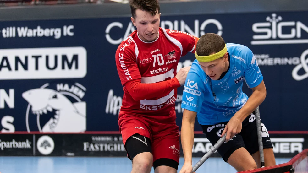 Martin Roos (till vänster), lagkapten i Lerum uppvaktas av Visby IBK och besöker klubben i veckan.