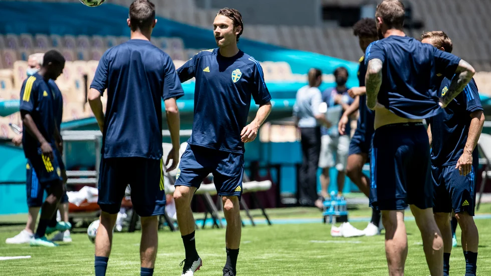 Albin Ekdal klev av träningen i lördags, men fanns med när landslaget bekantade sig med matcharenan Estadio La Cartuja i Sevilla.