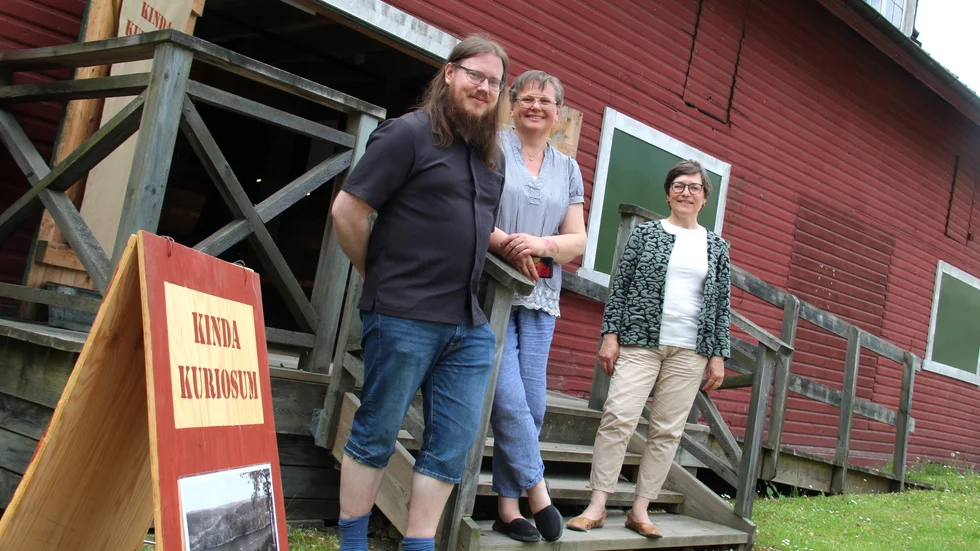 Kulturhandläggaren Emil Thuresson, kultur- och fritidsstrategen Lena Röös och museiintendenten Cecilia Sagrén ligger bakom utställningen på Kinda Kuriosum.