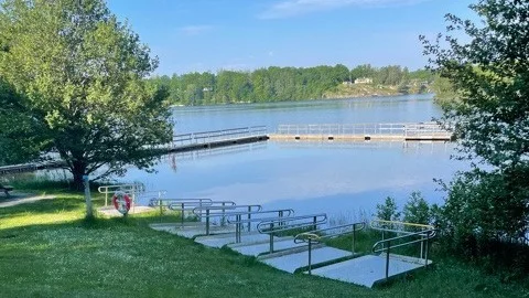 Viggebysand där rampen som gör badet tillgängligt för rörelsehindare fortfarande låg på land.