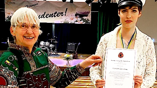 Karin Westergren och stipendiaten Ella Ni Chana Lindberg.