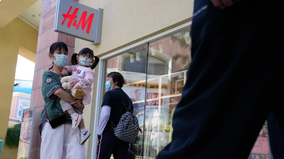 H&M har varit i blåsväder och utsatts för bojkott i Kina på grund av sitt beslut att inte köpa bomull från Xinjiang-provinsen efter rapporter om tvångsarbete i regionen. Arkivbild.