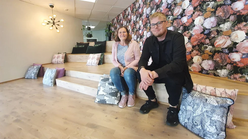 Ingrid Renberg och Robin Lindquist på plats i Navet, där Luleå kommun ska öppna en mötesplats för unga med funktionsnedsättning.
