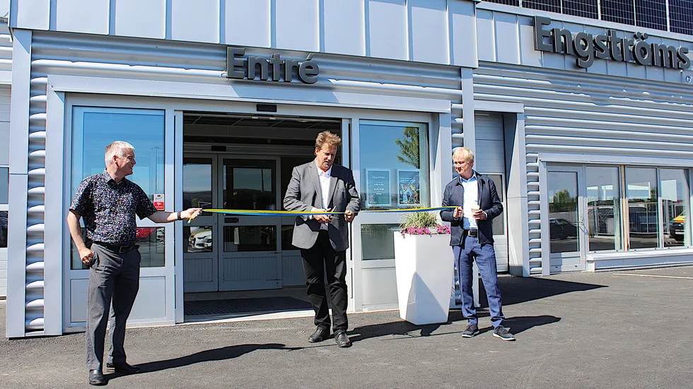Henrik Jedberger, vd för Engströms, klipper blågula bandet och förklarar den bya begagnathallen på Tornby för invigd.