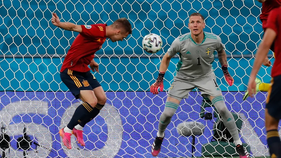 En av Robin Olsen högklassiga räddningar – nicken från Spaniens Dani Olmo.