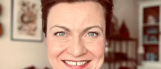 Gluggen är hennes signum. Charlotte Lindmark: "Jag ser fram emot två premiärer"