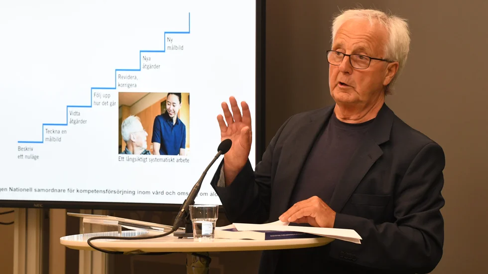 Regeringens nationelle samordnare för ökad kvalitet inom äldreomsorgen Göran Johnsson överlämnar ett betänkande till socialminister Lena Hallengren.