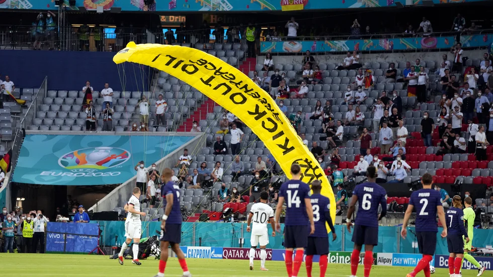 En Greepeace-aktivist kraschar på innerplan på Allianz Arena i München inför stormötet Tyskland–Frankrike.