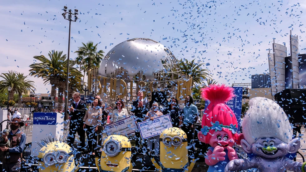 Kaliforniens guvernör Gavin Newsom på plats vid ett lotteri för vaccinerade på Universal Studios.