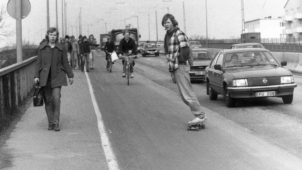 Lyckliga svenskar på väg till jobbet i världens jämlikaste land 1980.