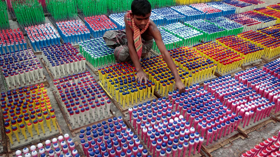 Ett barn i en ballongfabrik i Dhaka, Bangladesh. Bilden är tagen 2012.