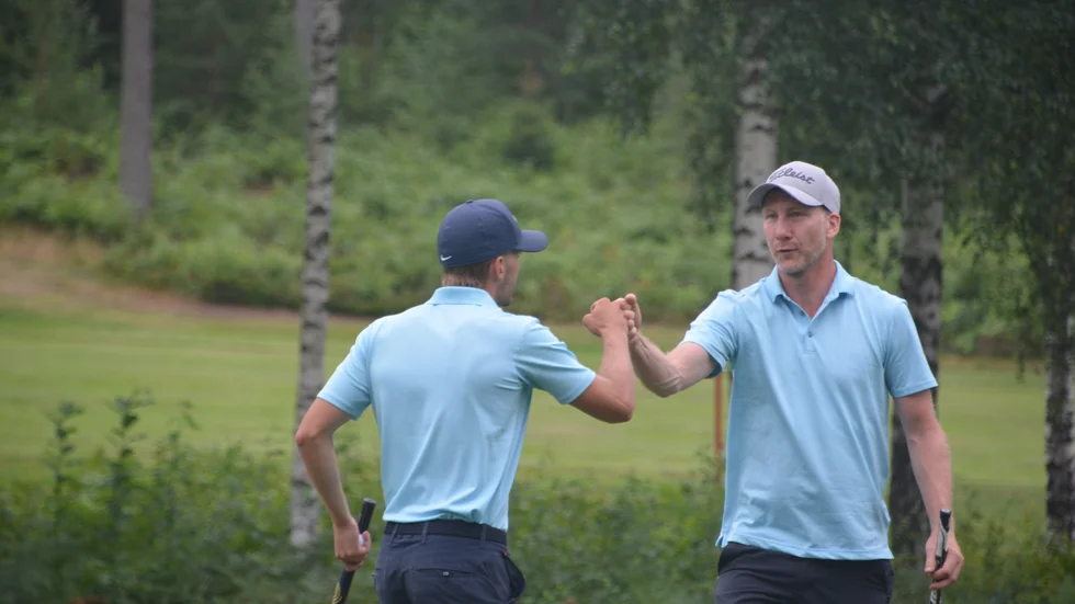 Glädje. Robert Danielsson och Jacob Isaksson spelade bra tillsammans i bästboll. De gjorde bland annat varsin eagle. 