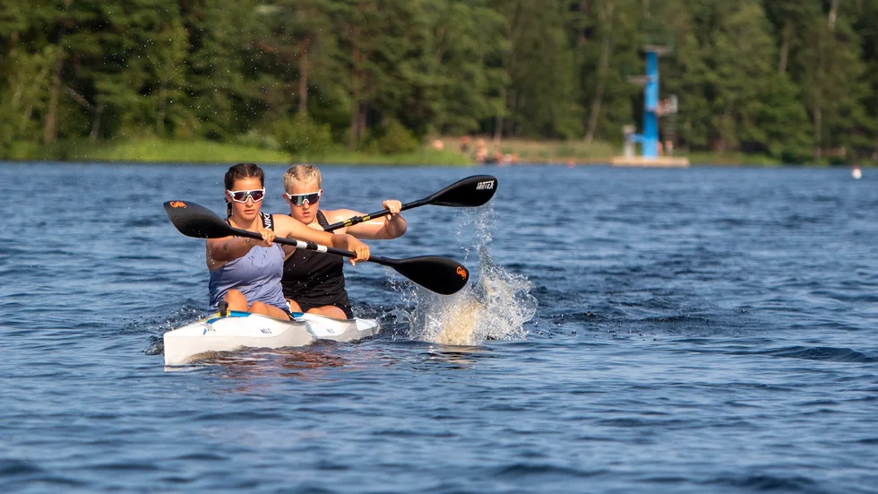 Ella Richter och Elin Nyman under ett av helgens många träningspass i värmen. 