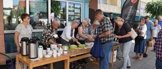 De bjöd torget på tårta: "Så kul med liv och rörelse"
