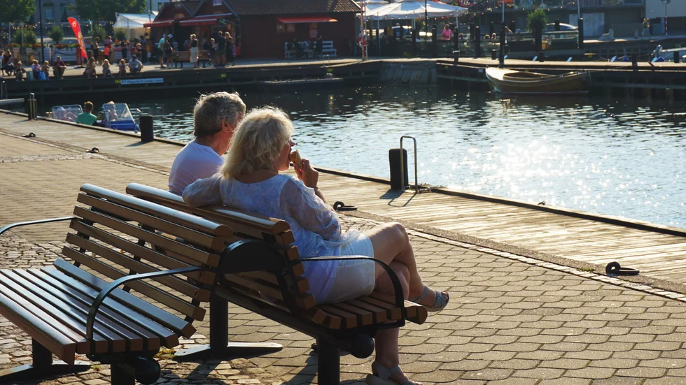 En glass räcker bara så långt i högsommarvärmen. För att hålla kylan ute ur hemmet är det viktigt med cirkulation, och att ta tillvara på dygnets svalare timmar.