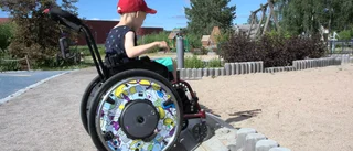Elliot, 7, får stå vid sidan av lekparken – fortfarande efter två år: "Han blir ju besviken"