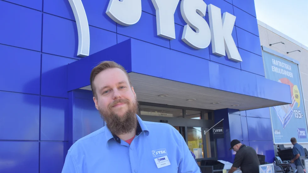 Johannes Patomella, säljchef på Jysk i Piteå och under sommaren även i Luleå, säger att de säljer mycket trädgårdsprylar just nu. 