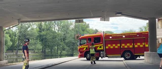 Bil körde in i garageport – en till sjukhus