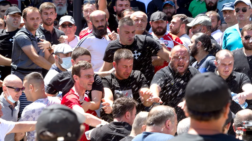 Anti-hbtq-demonstranter som samlats för att protestera mot prideparaden i Georgiens huvudstad Tbilisi gick i stället till attack mot journalister. Bild från 5 juli.
