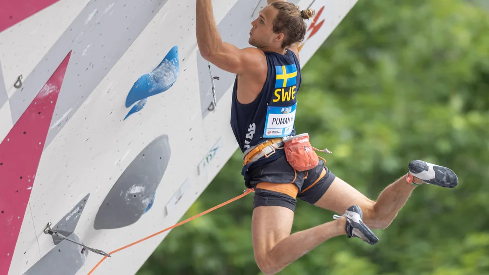 Hannes Puman började klättra i Bollhuset i Eskilstuna som åttaåring. Nu tävlar han i världscupen och tog sig nyligen till semifinal vid klättringar i såväl Österrikiska Innsbruck och Schweiziska Wyllars.